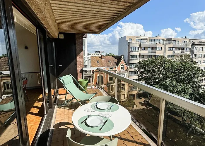 Large Sunny And Bright Apartment With Park View